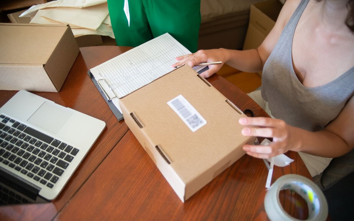 Artesã preparando vários pedidos ao mesmo tempo