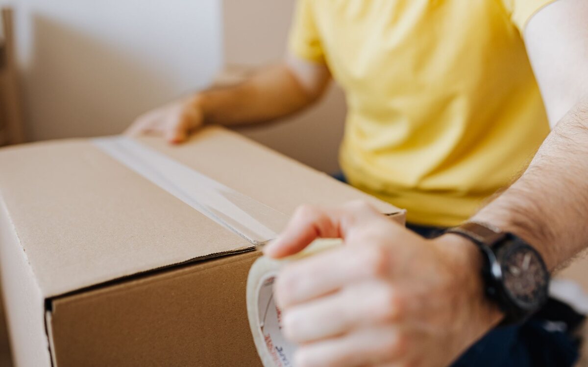 Caixa sendo medida para cálculo de envio