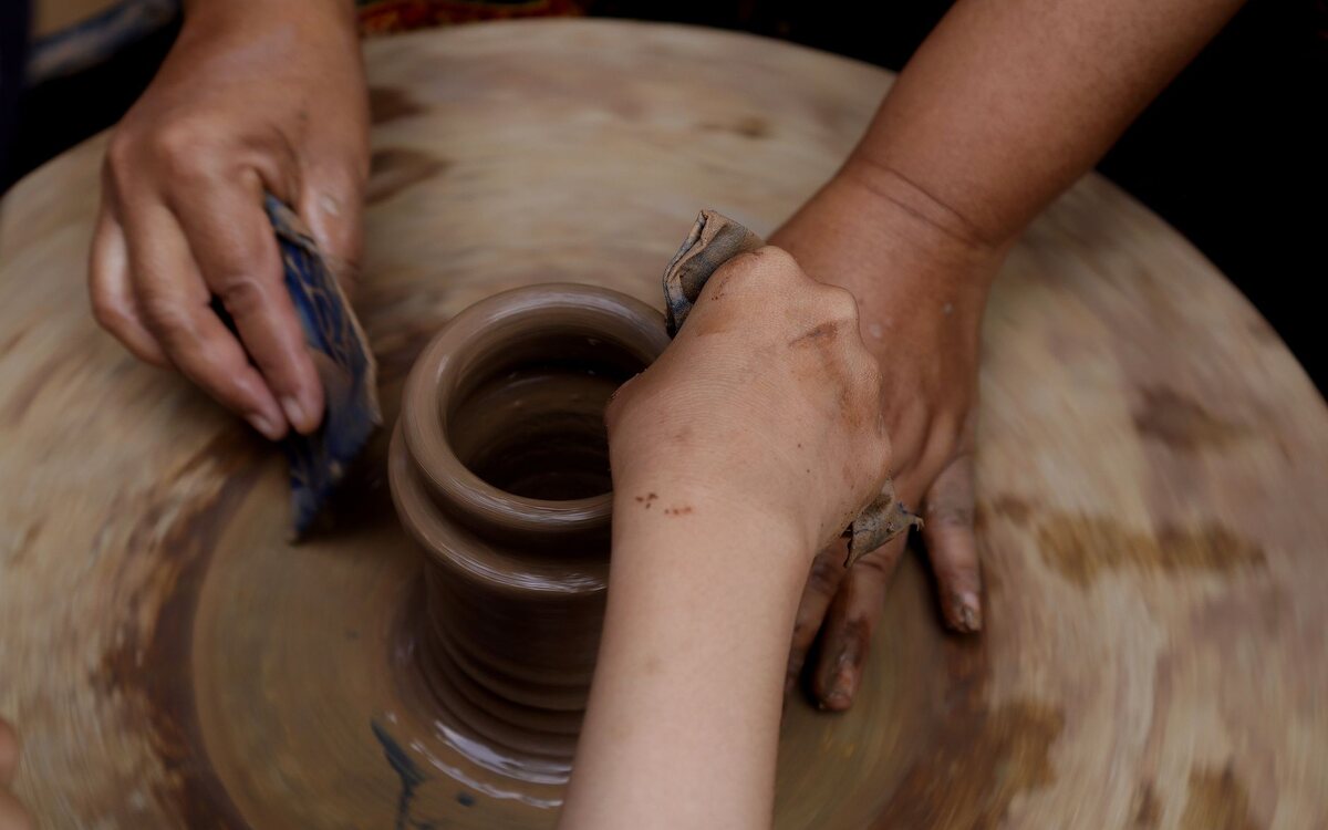 Artesã trabalhando em uma peça no ateliê